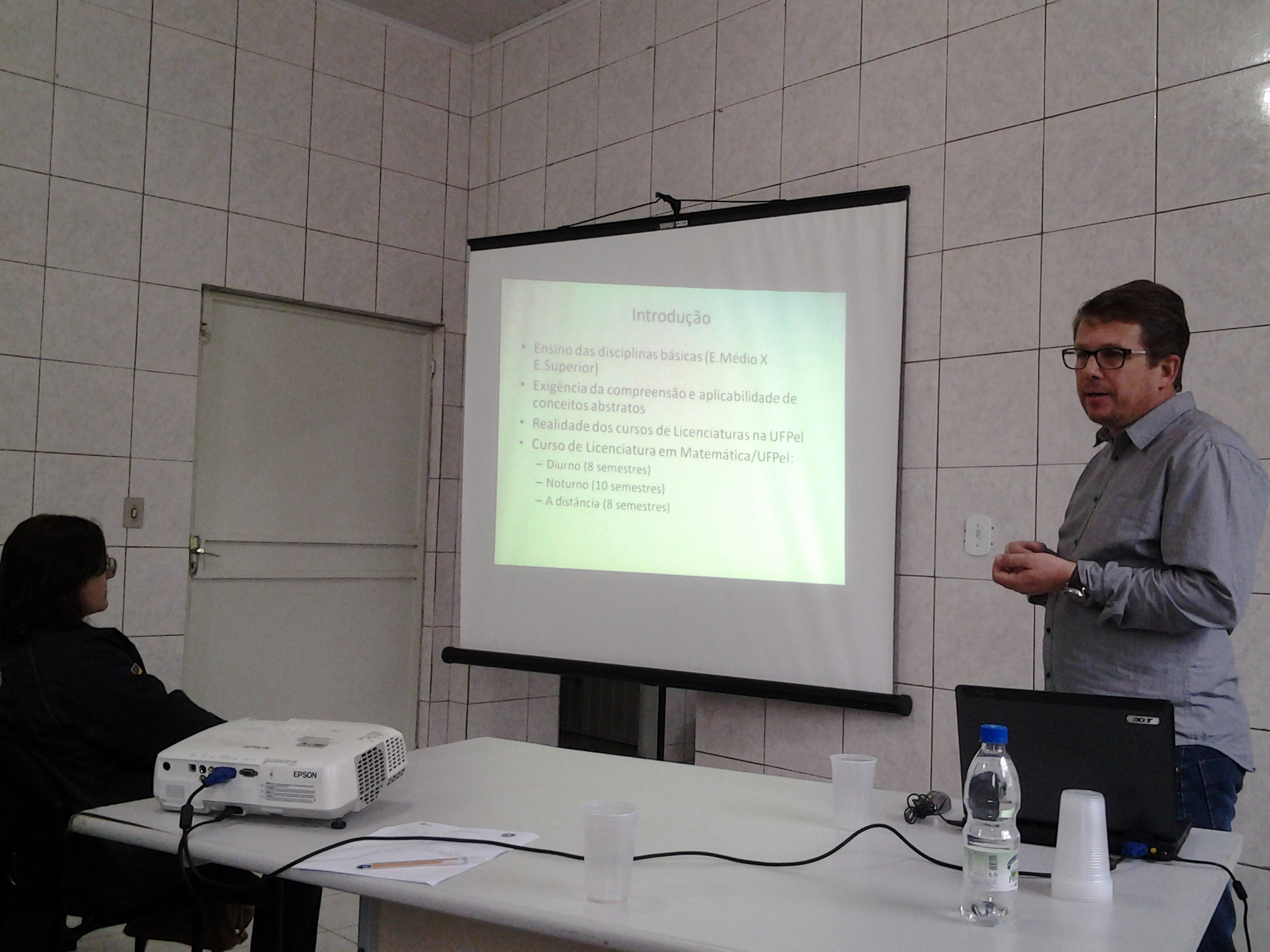 A abordagem Etnomatemática foi apresentada pelo professor André Ferreira Professor Ferreira ministrando o curso