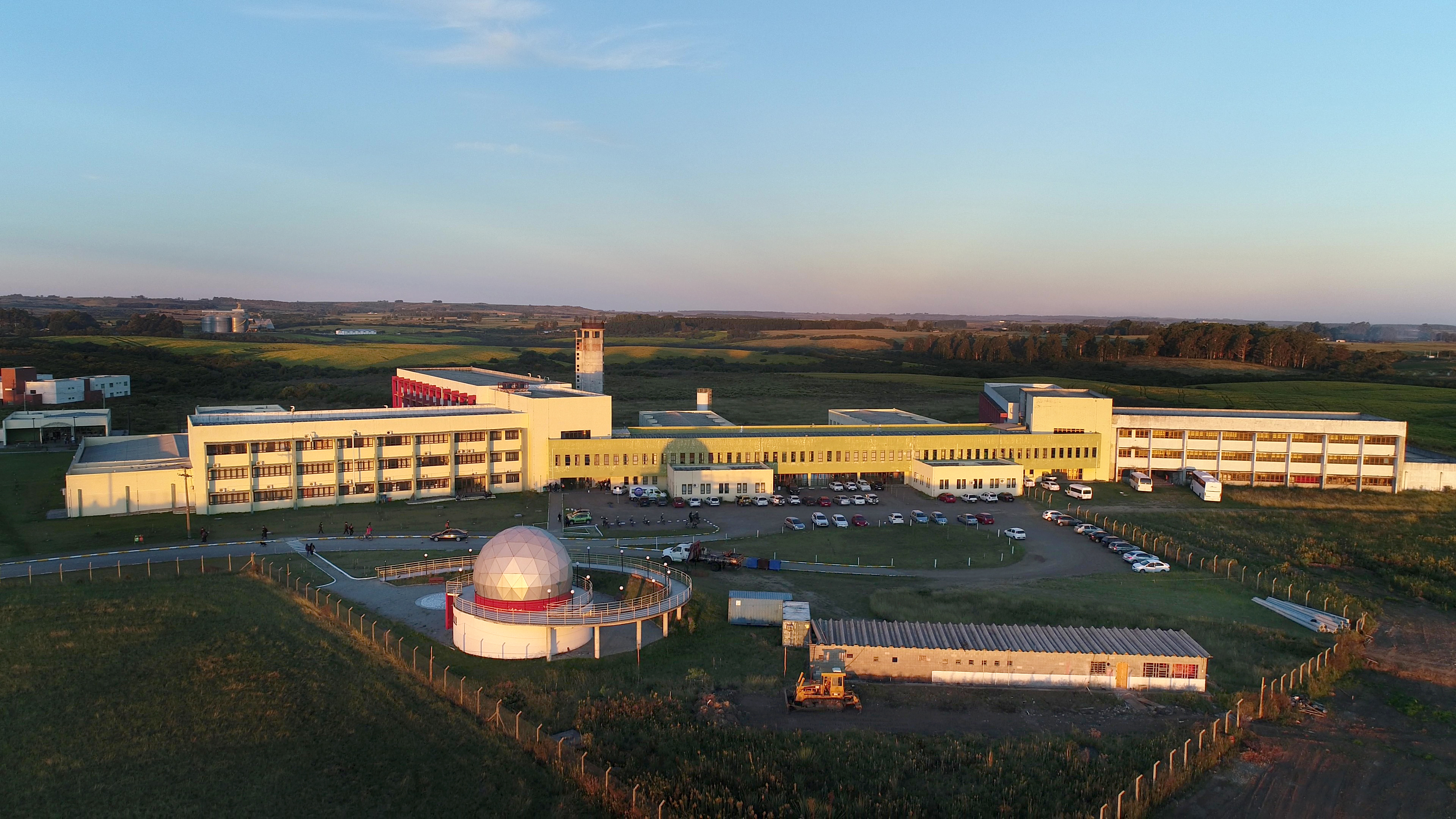 O Campus Bagé conta uma estrutura completa e um planetário inaugurado em 2017, possibilitando uma formação pública de qualidade - Foto: Ronaldo Estevam/ACS Campanha Institucional: "É pública, é gratuita, é em Bagé", campus Bagé vista aérea dos prédios, laboratórios e planetário