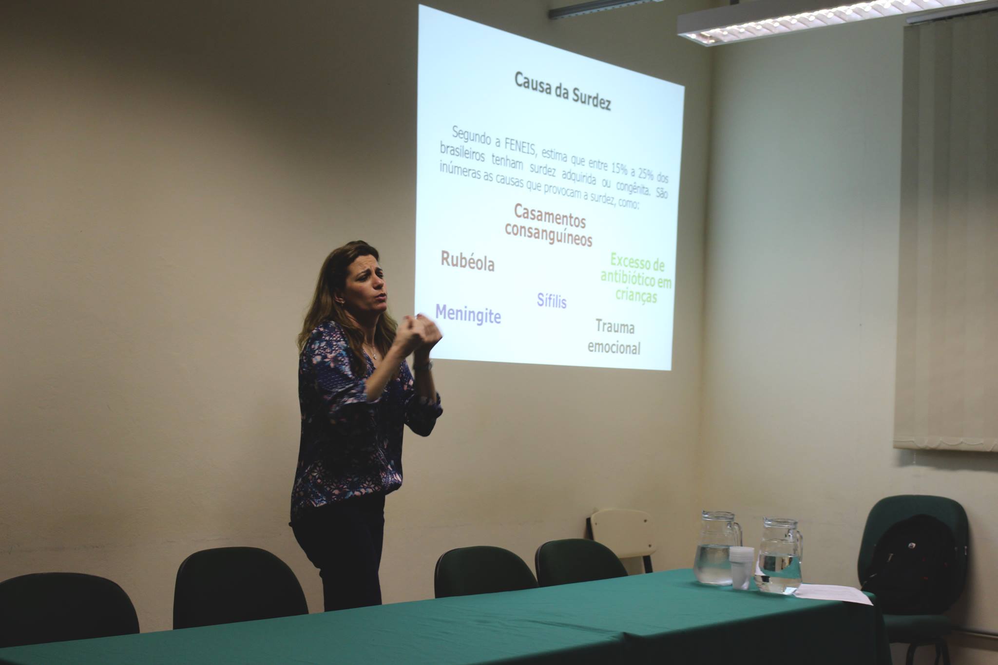 Professora surda, Ana Paula Lara Gomes, do Campus Alegrete ministrando a palestra "Infância surda: importância da família" / Foto: Keli Krause Professora surda, Ana Paula Lara Gomes, do Campus Alegrete ministrando a palestra “Infância surda: importância da família"