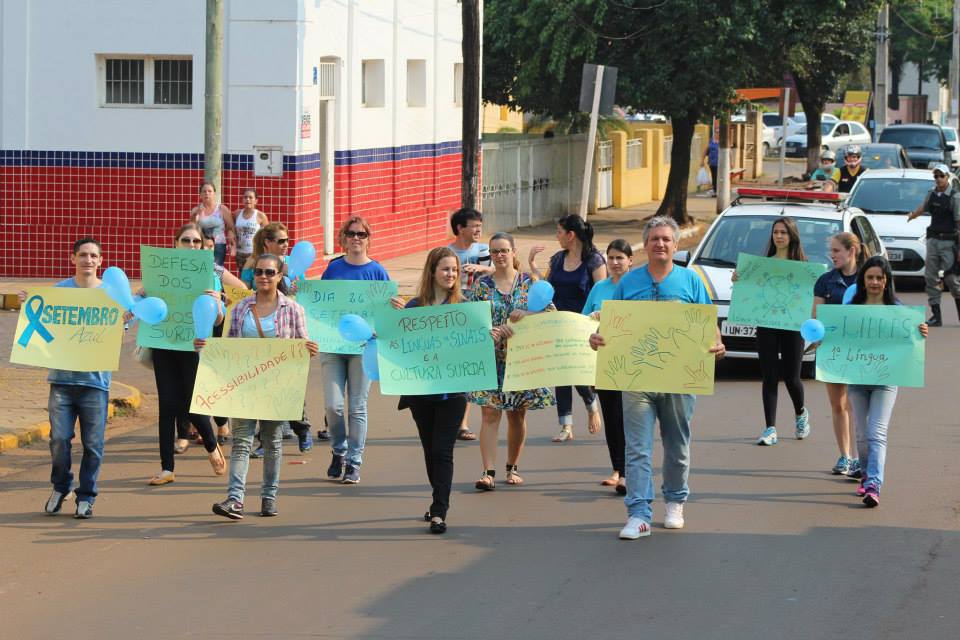 Caminhada no centro de São Borja referente ao Setembro Azul, mês em que se comemora o Dia Nacional dos Surdos
