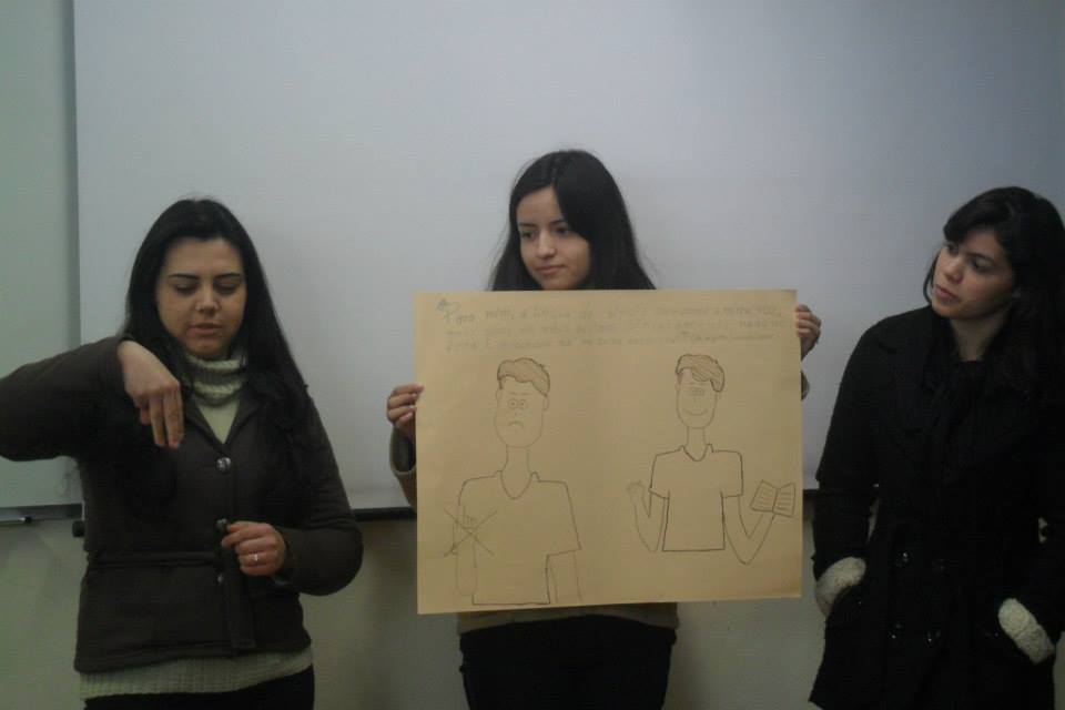 Alunos apresentam trabalhos sobre educação para os surdos