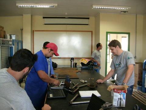 O perfil generalista do curso abre possibilidades para diferentes especializações Alunos montam peças de um projeto de máquina em cima de uma bancada.