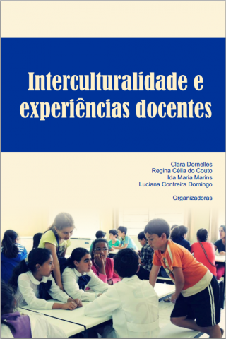 a capa tem uma faixa azul no alto da imagem, com o título do livro : interculturalidade e experiências docentes. Abaixo, uma fotografia de crianças brasileiras e uruguaias, estas usando seus uniformes brancos, interagindo em uma sala de aula