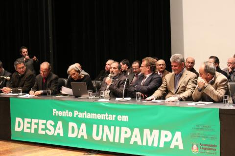 Reitor discursa em ato de lançamento da Frente Parlamentar Pluripartidária em Defesa da Unipampa