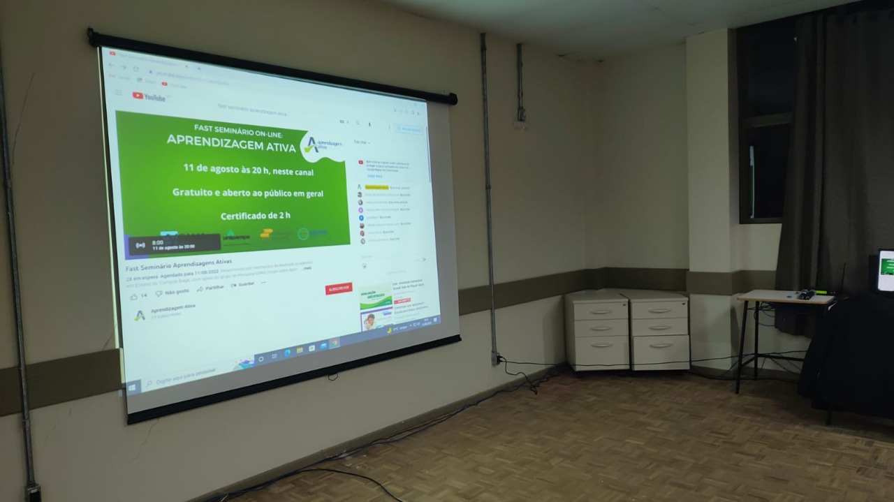 Seminário foi oportunidade para estudantes e pesquisadores apresentarem diferentes metodologias de Aprendizagem Ativa - Divulgação Foto colorida de sala com tela do DataShow com a imagem do Seminário de Aprendizagem Ativa do Mestrado em Ensino da Unipampa